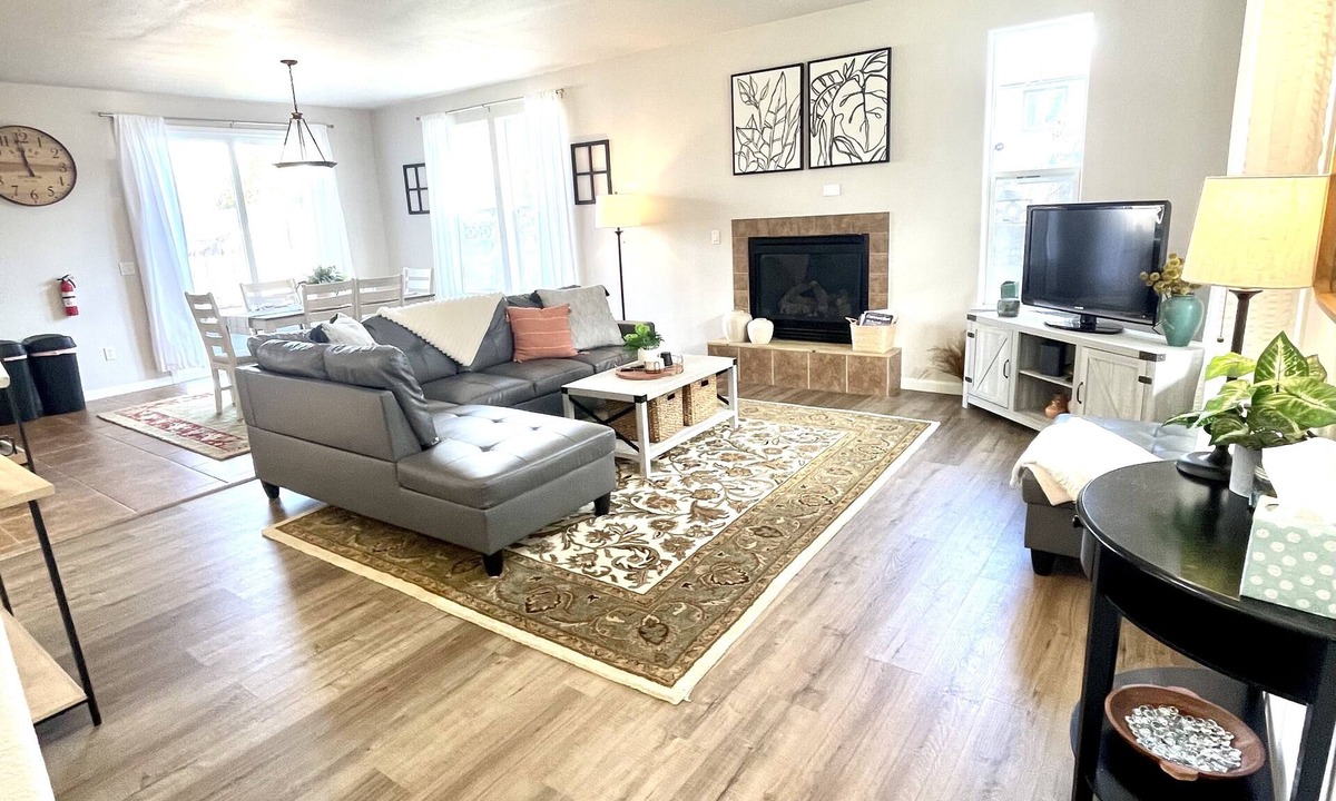 Montgomery Village House | Perfect for WORK and PLAY!