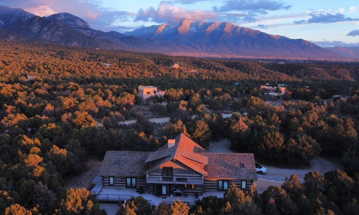 Valdez House | Perfect for your Large Group! Amazing Outdoors