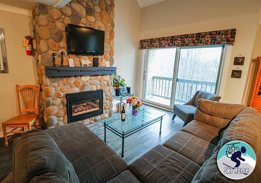 Killington House | Perfect four bedroom condo with shuttle to the mountain, ski Back Whiffletree D8