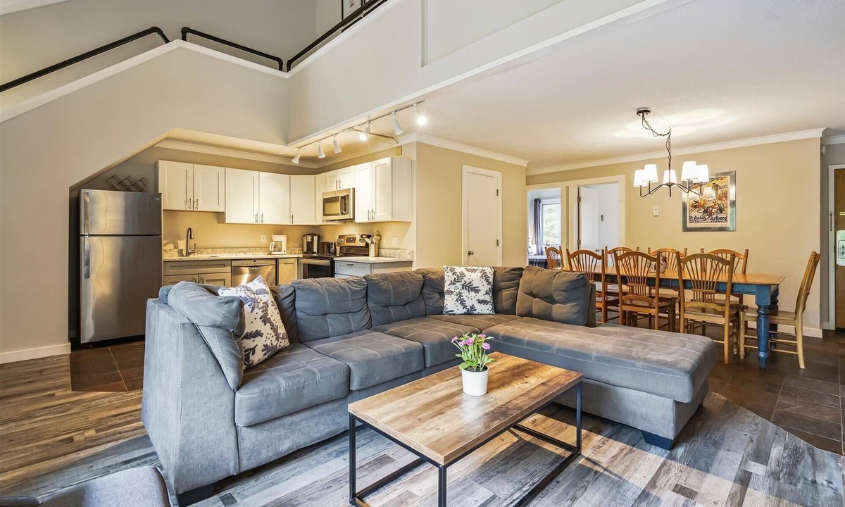 Killington Condo | Perfect four bedroom condo, shuttle to the mountain, ski Back Whiffletree D8