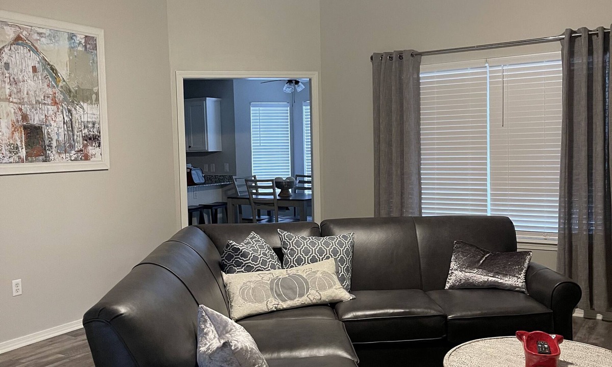 Farmington House | Perfect Getaway for Game Weekend!