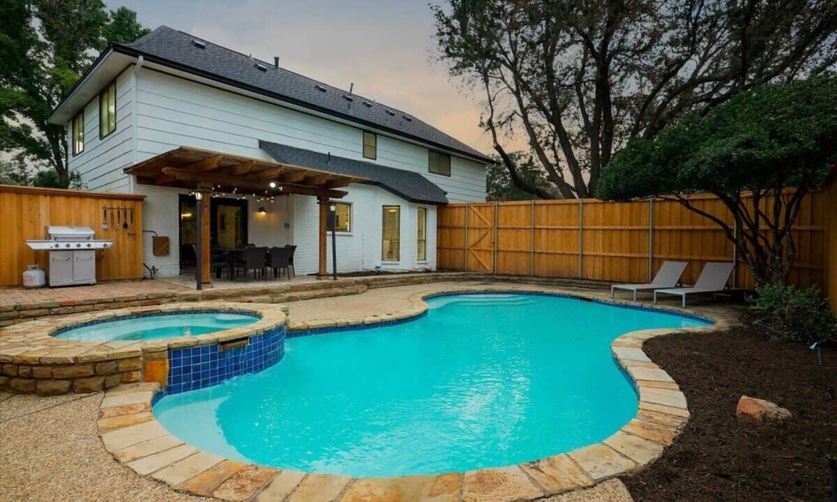 Plano House | Perfect Getaway Home w 5 Bedrooms & Backyard Oasis