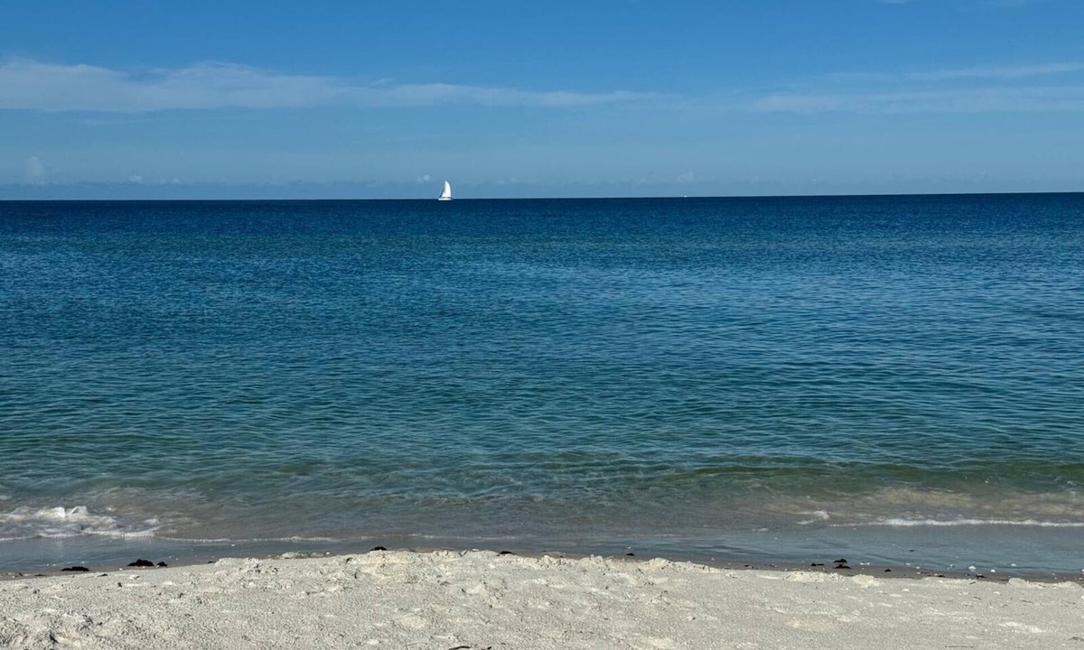 Vanderbilt Beach Condo | Perfect Getaway! Naples, Walk To Vanderbilt Beach -Immaculate!