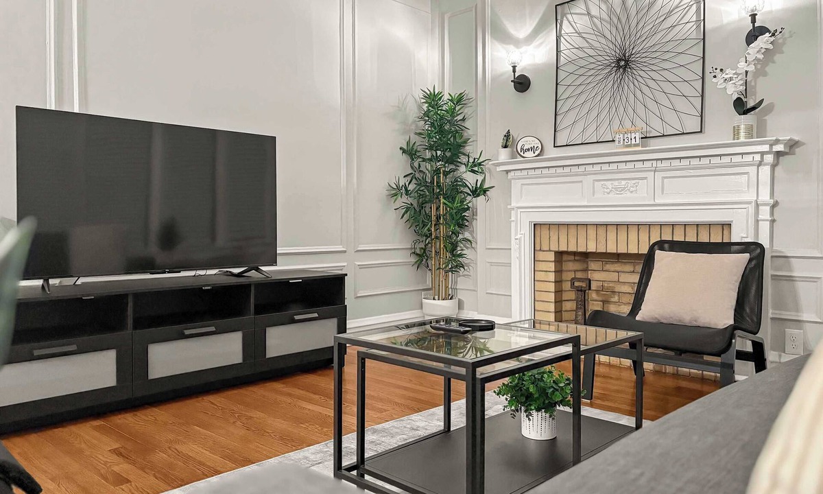 Rogers Park Apartment | Perfect Group Stay – 4BR Close to Beach & Park