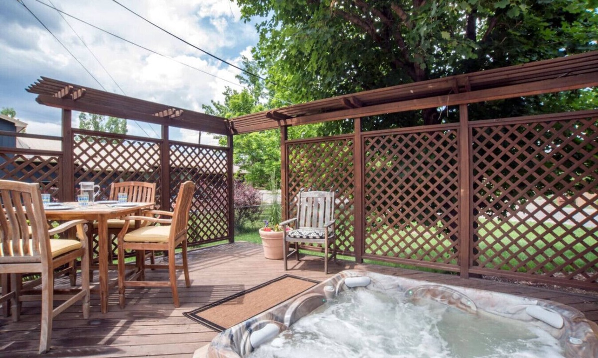 Carbondale House | Perfect `Home Away From Home` NearTown w/Hot Tub!