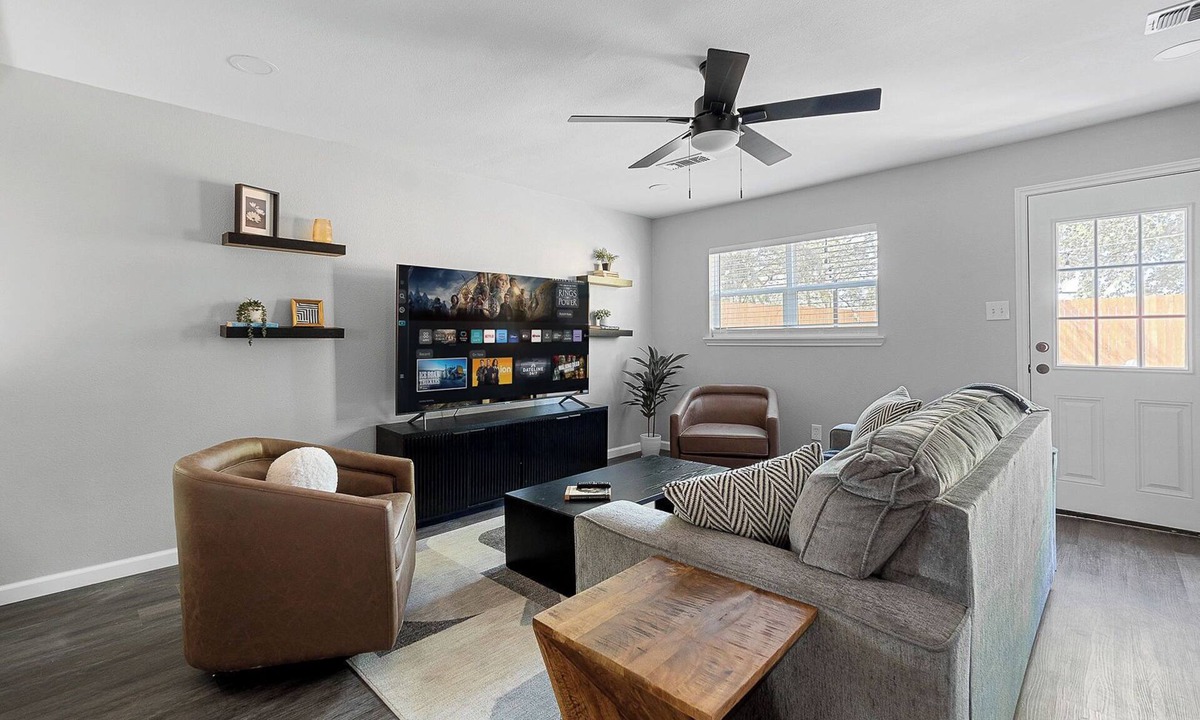 South Arlington House | Perfect Home Base - Hoop, Mini Golf & More