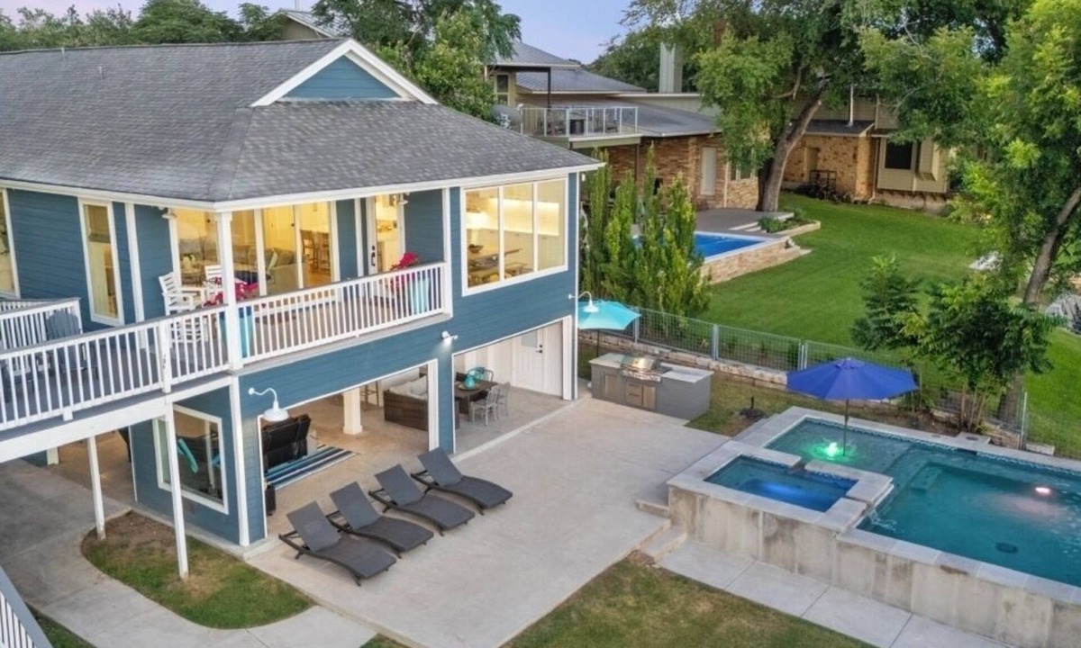 Kingsland House | Perfect Lakehouse,open water, sunset,new dock.Kayaks.NEW POOL & HOT TUB!