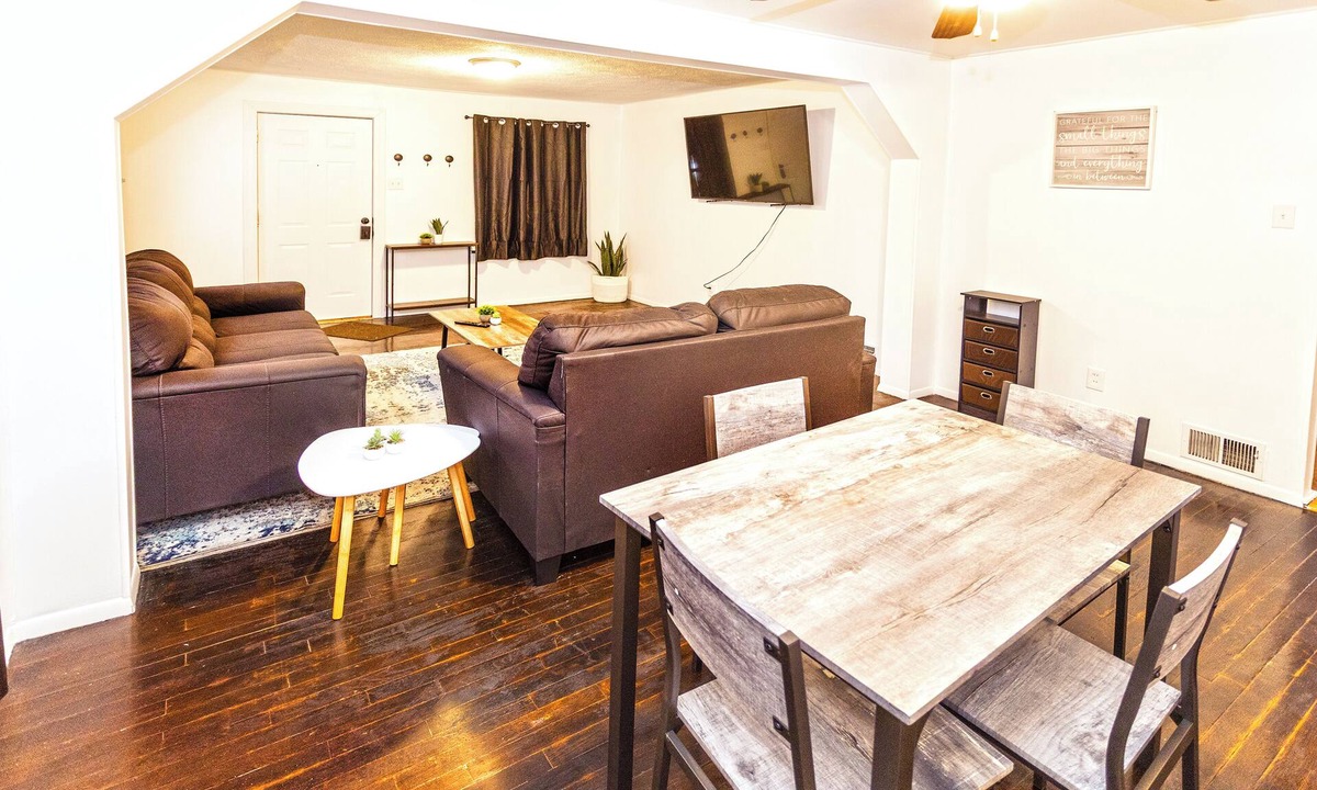 Jennings House | Perfect Location! 10 Mins from AirPort! 15 Min from DwnTwn StL! Has Everything!