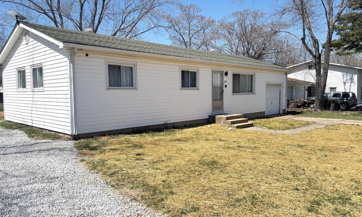 Licking House | Perfect Location! 3BR Home Near the Park