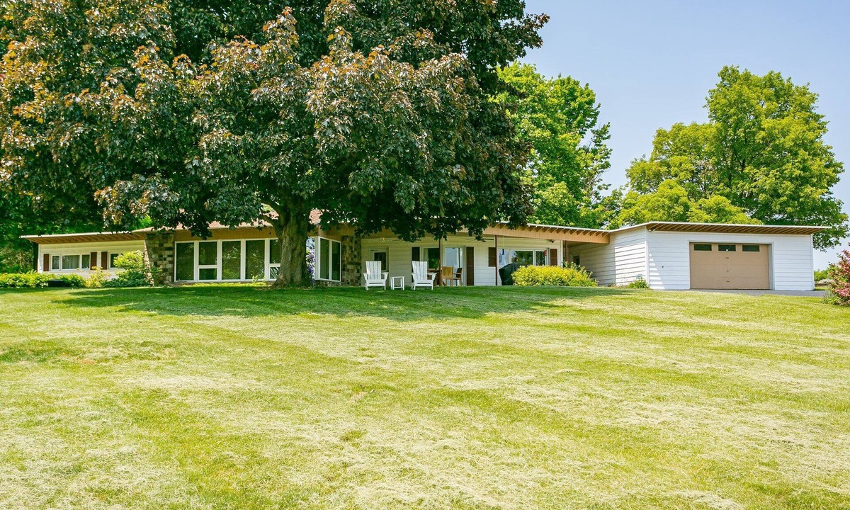 Geneva House | Perfect location! Sunrises over Seneca. Minutes from the wineries. Pet Friendly.