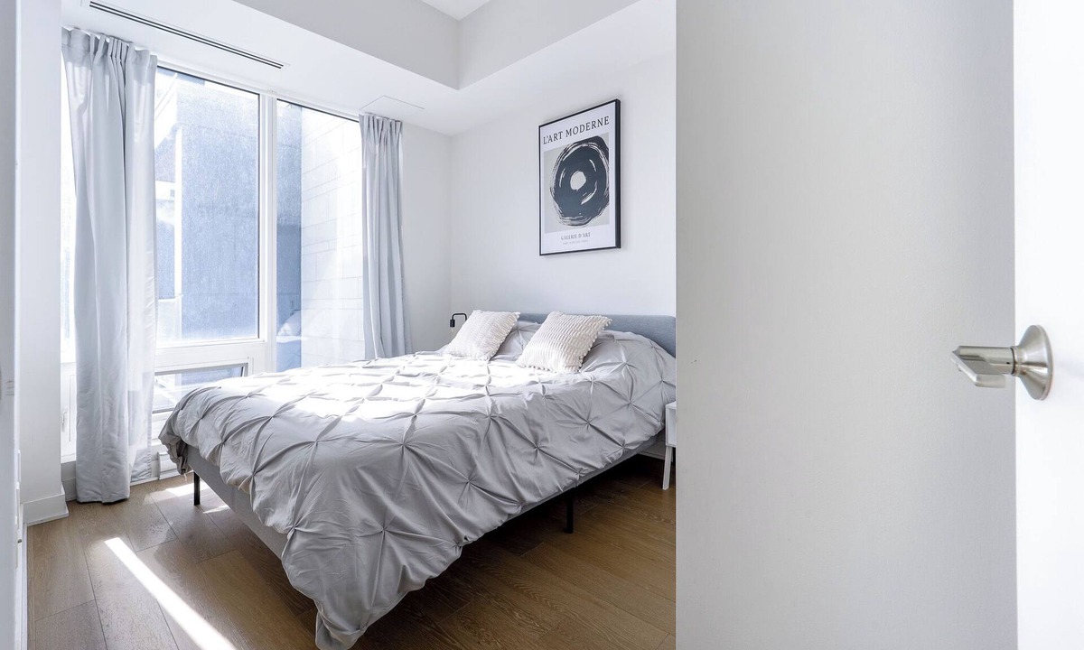 Downtown Montreal Condo | Perfect location - Swimming Pool & Jaccuzi & Sauna access!