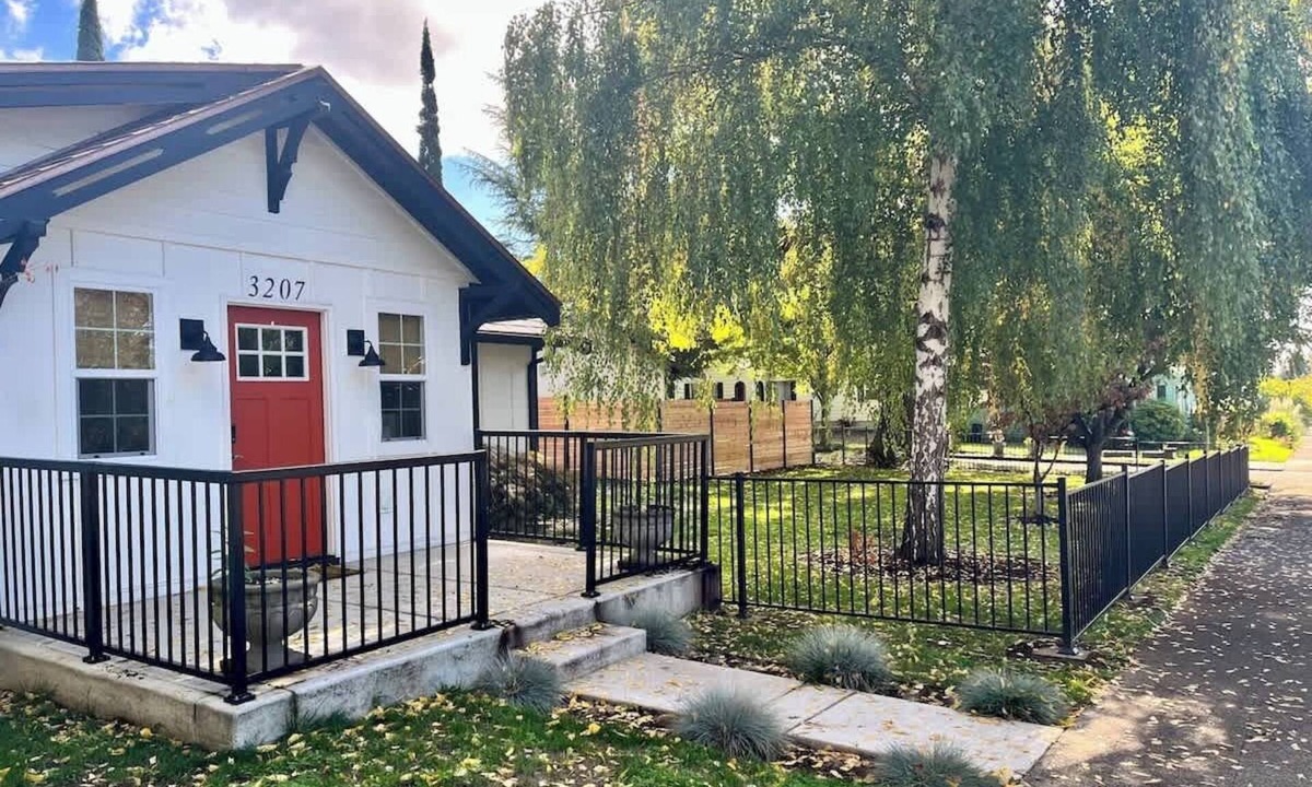 Downtown Vancouver House | Perfect Location | Walking to Dining & Shops