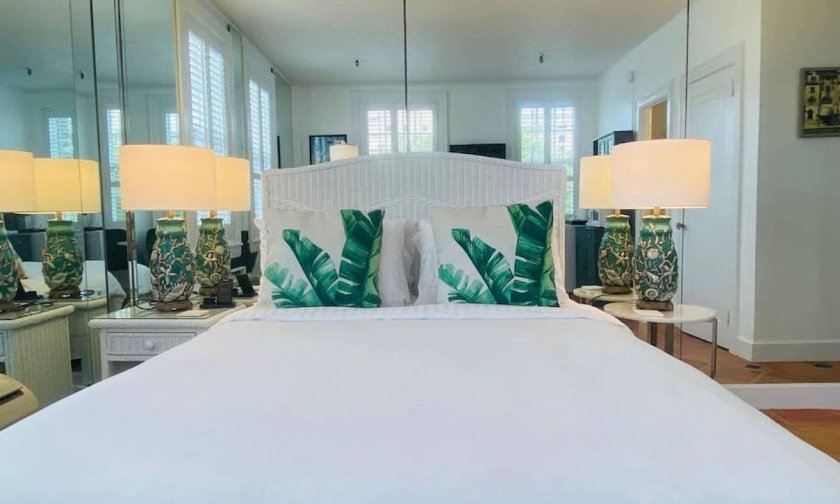 Palm Beach Condo | Perfect locationTropicalCharm Studio3002