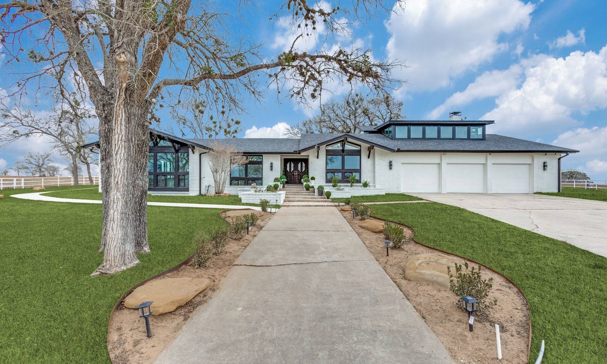 Lockhart House | Perfect luxurious 4-bedroom house with AC in cool Lockhart