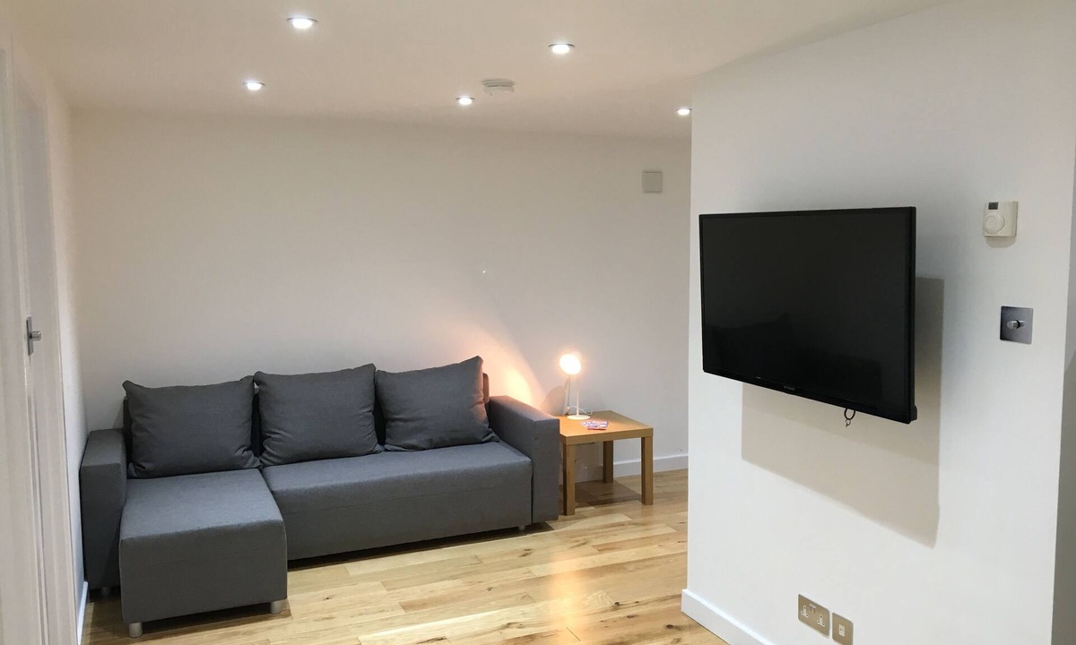 Queen's Park Apartment | Perfect Modern Base Near All Attractions