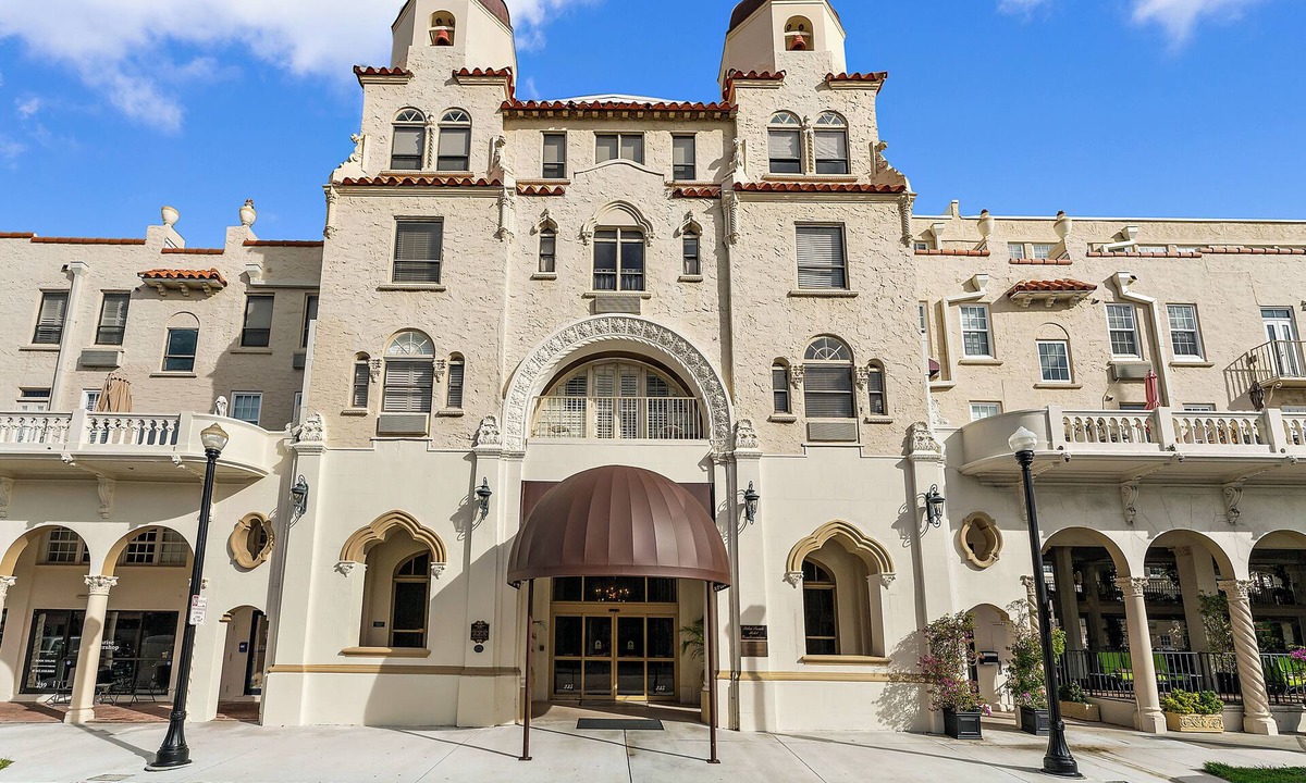 Palm Beach Condo | Perfect Palm Beach Location.nClassic, spacious 1-bedroom condo, suite with AC.
