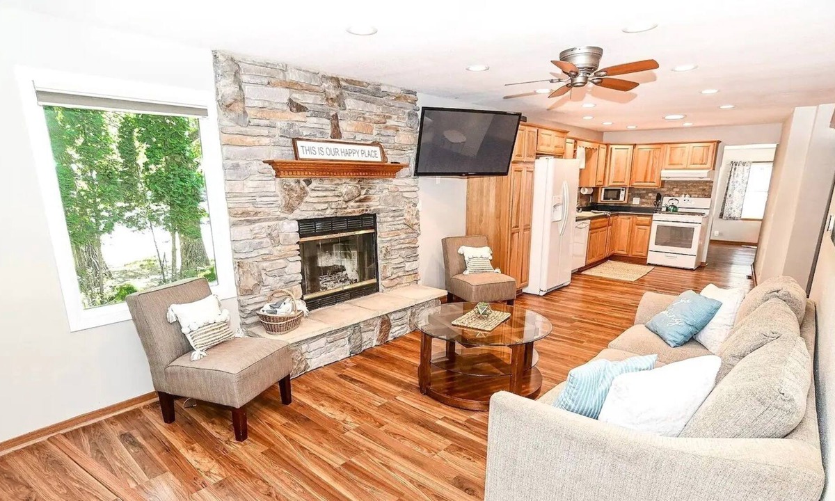 Montello House | Perfect Private Waterfront Getaway on Fox River!