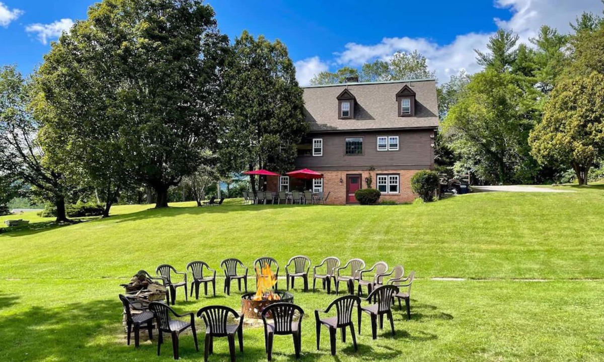 Manchester House | Perfect Reunion House for 18! 8 bedrooms, 5 baths, Pool, Tennis, Big lawn, Dogs!