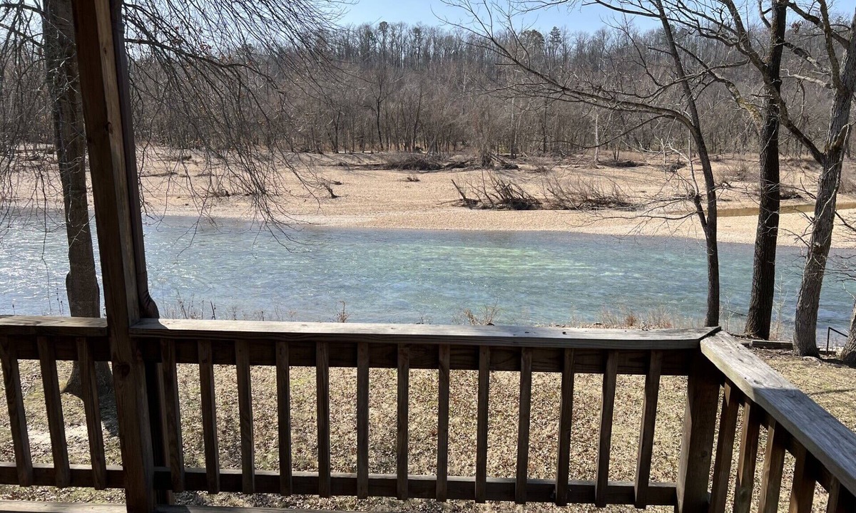 Van Buren House | Perfect riverfront Eclipse Cabin with 3 minutes and 51 seconds of totality.