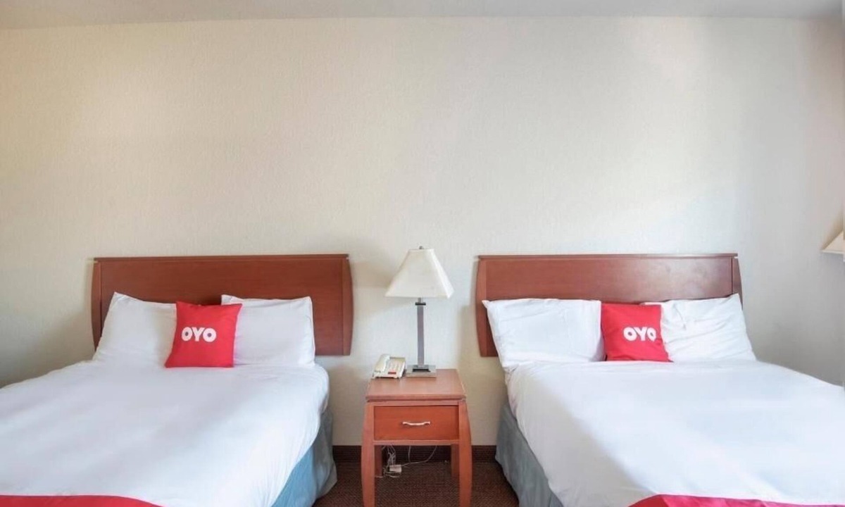 Clute Hotel | Perfect Spot for Budget Travelers Exploring Jackson Park