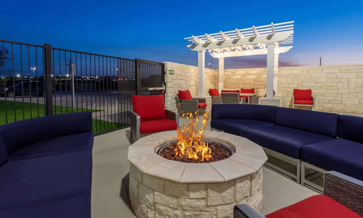 San Angelo House | Perfect Vacation Spot! Free Breakfast, Pool, Parking! Close to Sunset Mall!