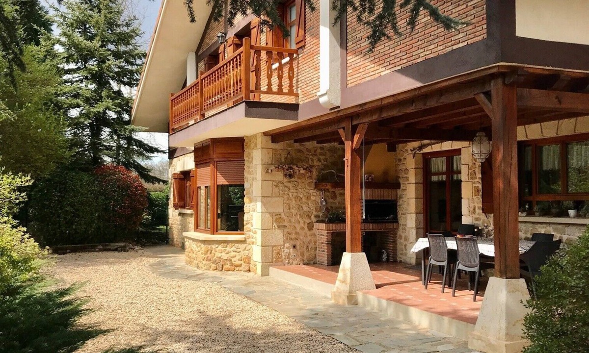 Murgia House | Perfectly Located Holiday Home with Garden and BBQ