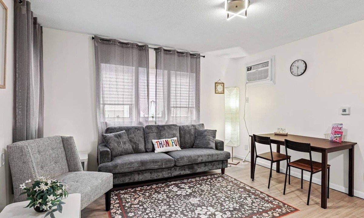 Champaign Apartment | Perfectly located next to downtown Champaign and U of I campus!
