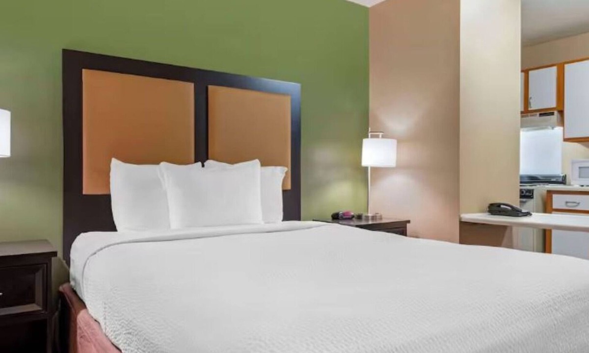 Jeffersontown Hotel | Perfectly Situated Room w/Parking – Practical Choice for Exciting Adventure