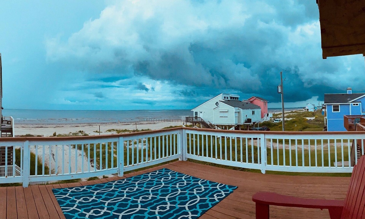 Galveston House | Perfectly situated home 40 steps to the beach in Sea Isle
