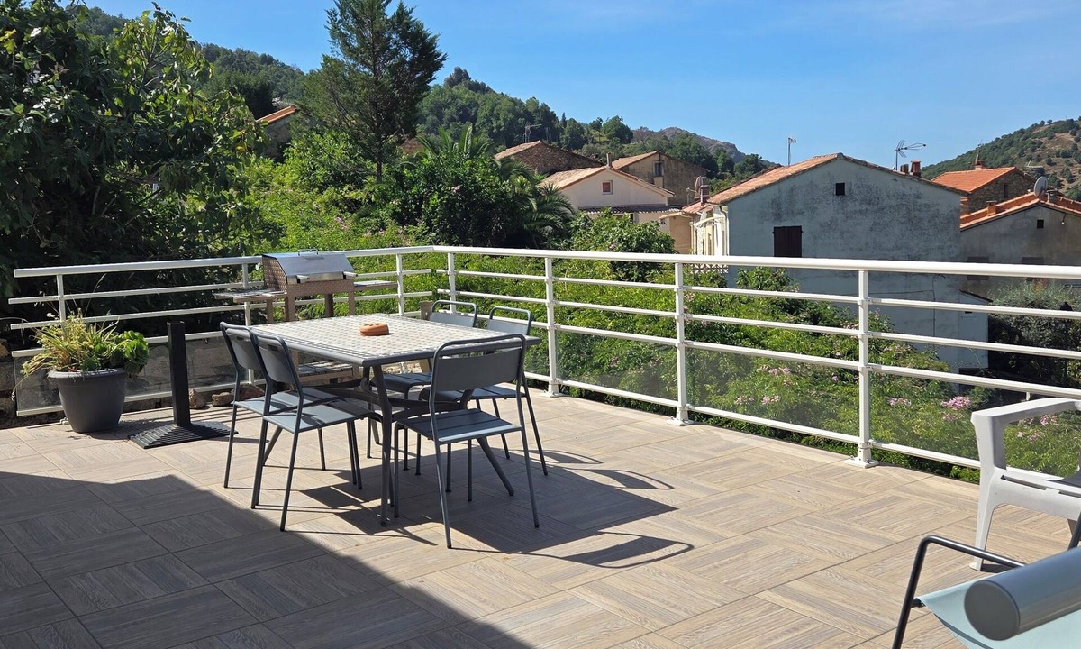 Peri House | Peri: House with garden