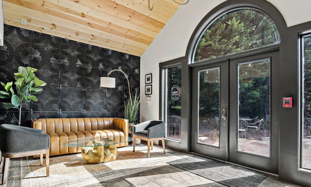 Black Mountain Hotel | Peri Social House