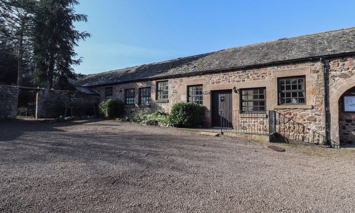 Akeld House | PERIWINKLE, family friendly, with pool in Wooler