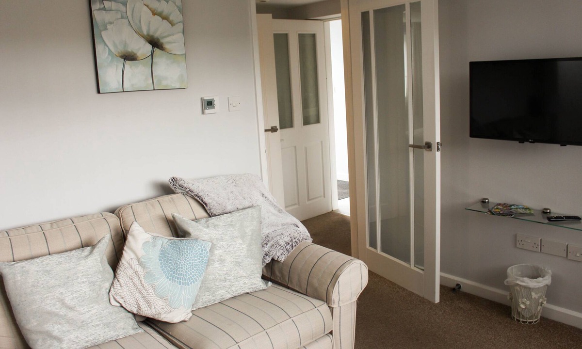 Poole Apartment | Perrys Impeccable 1-bed Apartment in Poole