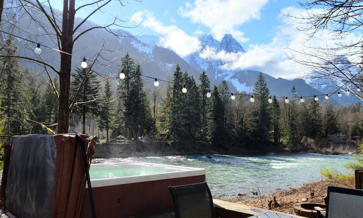 Gold Bar Cottage | Persis Perch: Charming riverfront, stunning views