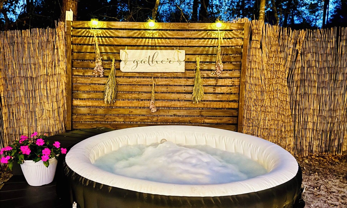 DeLand House | Personal Campsite: AC, inflatable Hot Tub, WiFi, Fire Pit, Outdoor Shower & BBQ