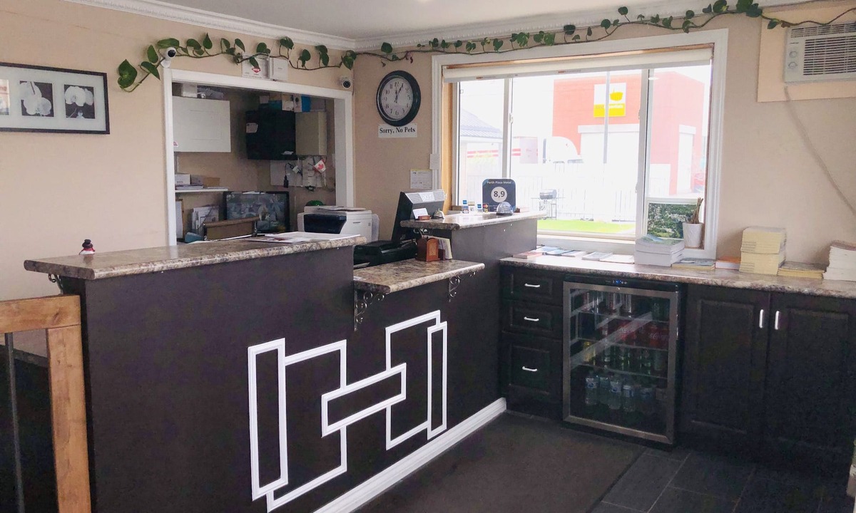 Perth Hotel | Perth Plaza Inn & Suites
