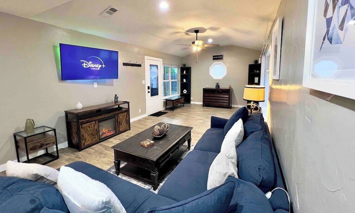 Fort Worth House | Pet&Fam Friendly|Home Office|Great Location|K/QB