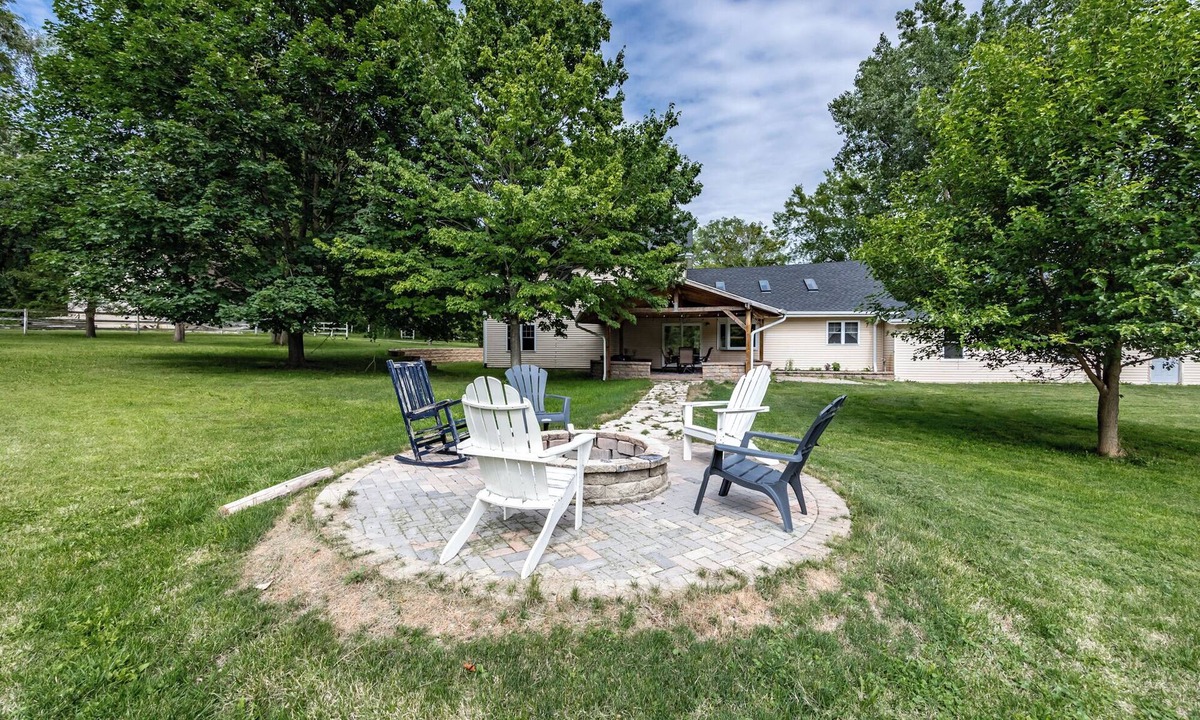 Hoffman Estates Other | Pet/Family Friendly Farmhouse: Sleeps 10, Firepit, 1 Hour from Chicago