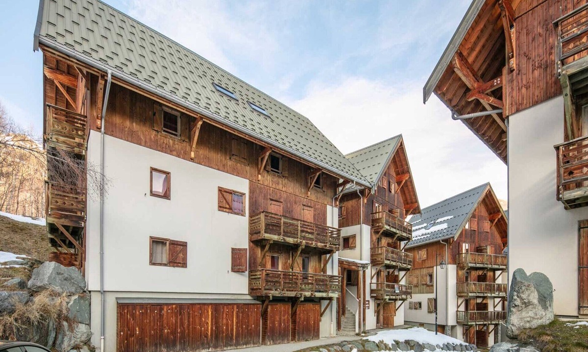 Saint-Sorlin-d'Arves Apartment | Pet-Friendly Family Home with Balcony