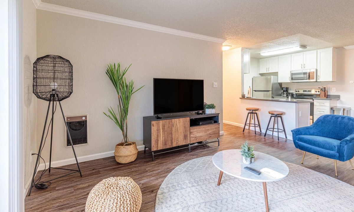 West Alameda Apartment | Pet-Friendly 1BR Apartment in Alameda + Parking