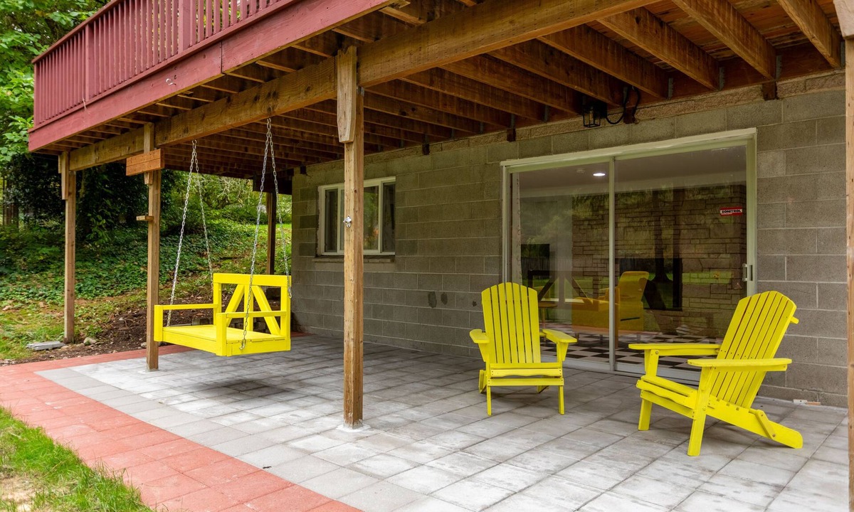 Sammamish House | Pet friendly 1br with huge yard