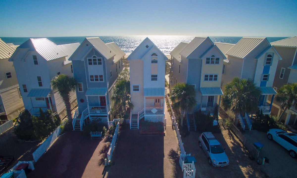 East End House | Pet Friendly, 3BR/3BA, Easy Walking Distance to Shops