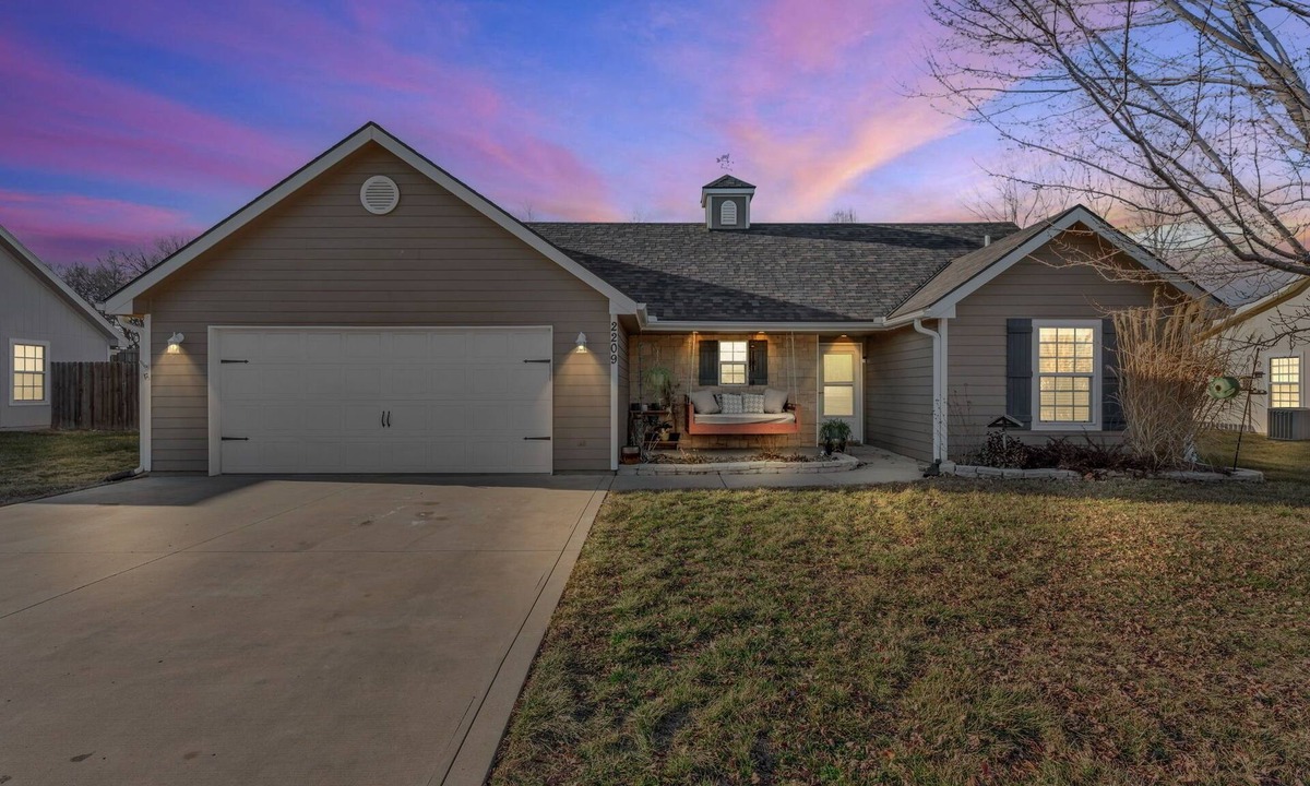 Waldron House | Pet-Friendly 3BR Home Near KC w/Fenced Yard & Patio