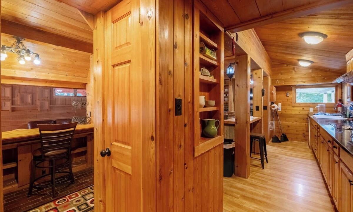 Skippers Cottage | Pet-friendly 3BR Lake House Firepit & Pier