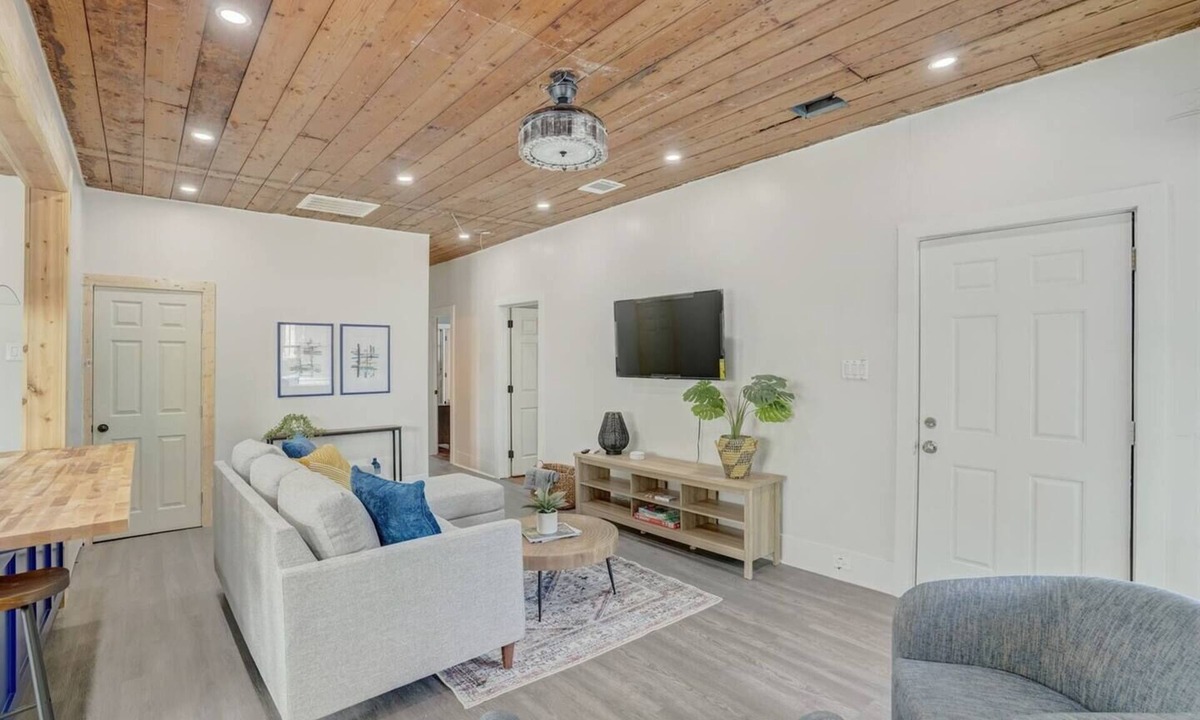 Woodlawn Lake House | Pet Friendly 3BR Near Ft Sam & Downtown