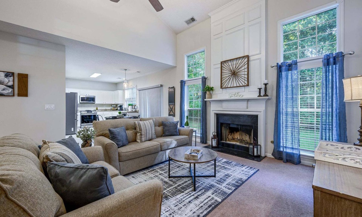 Woodstock Cottage | Pet-friendly 3BR w Porch & Grill Weekday Deals!
