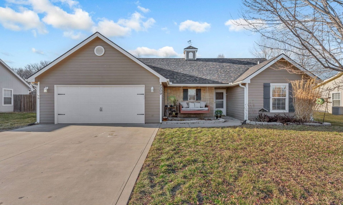 Waldron House | Pet-Friendly 3BR with Fenced Yard Near KC