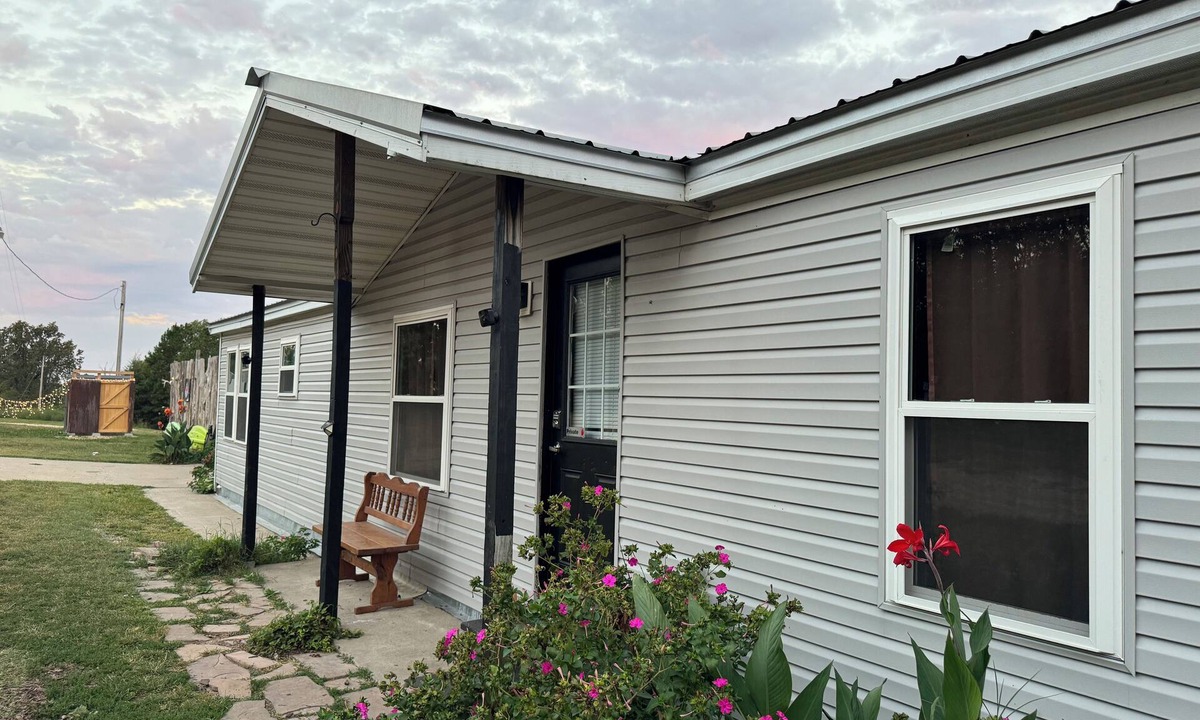 Pineville House | Pet friendly 4 bed 2 bath home with outdoor shower close to local campgrounds!