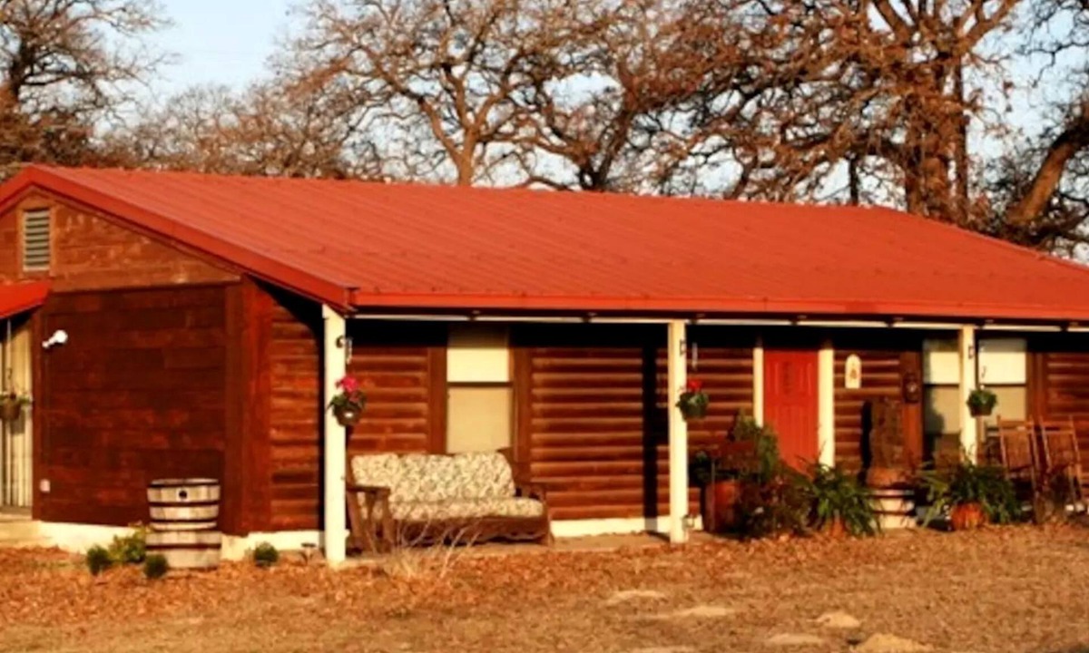 Paige Cabin | Pet-Friendly Accommodation on a Ranch in McDade, Texas