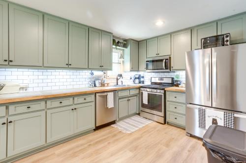 Moody House | Pet-Friendly Alabama Retreat w/Deck & Patio!